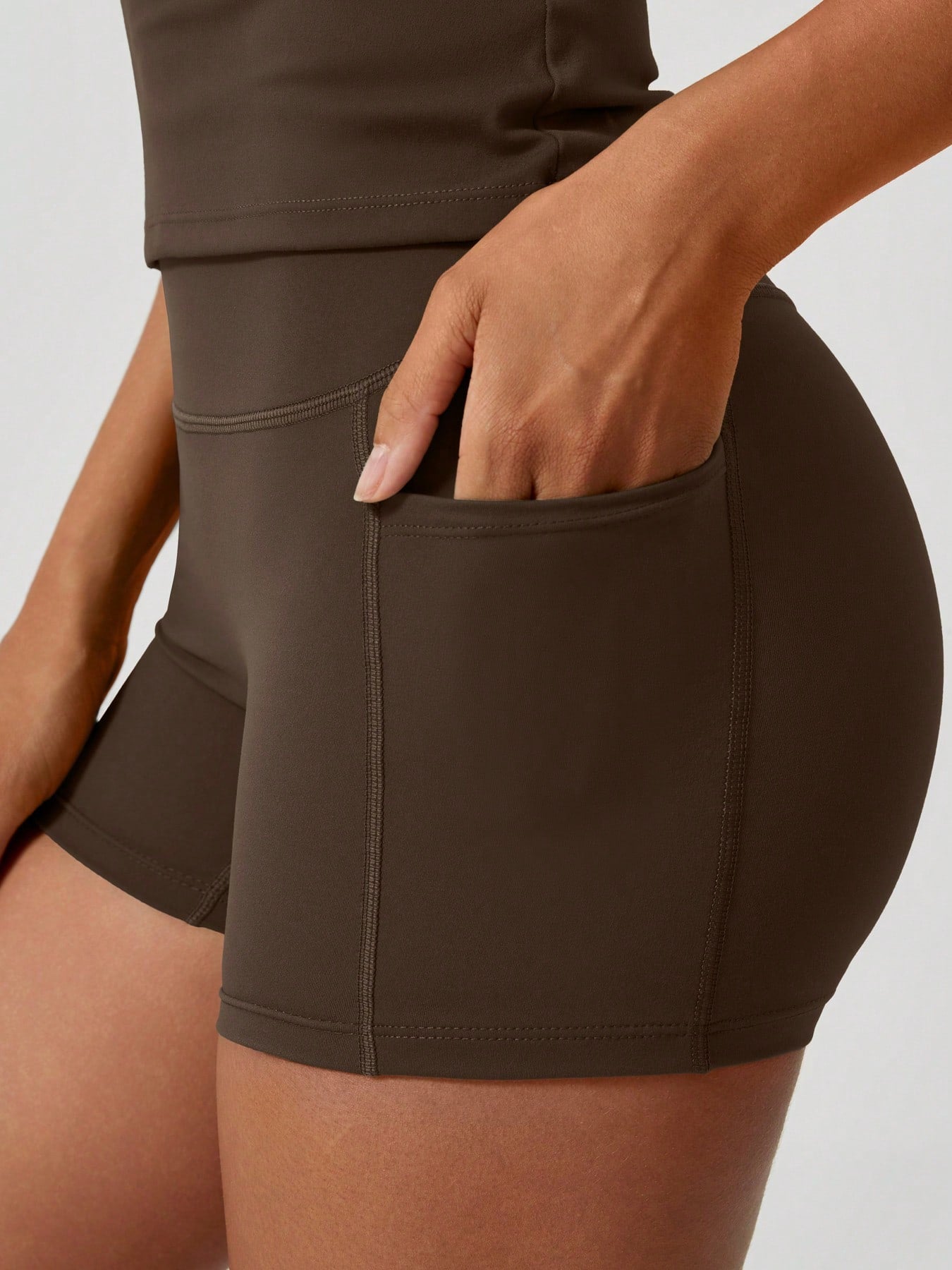 Short-sleeve studio coordinated set The Quiet & Co. — front view coordinated tone — Brown