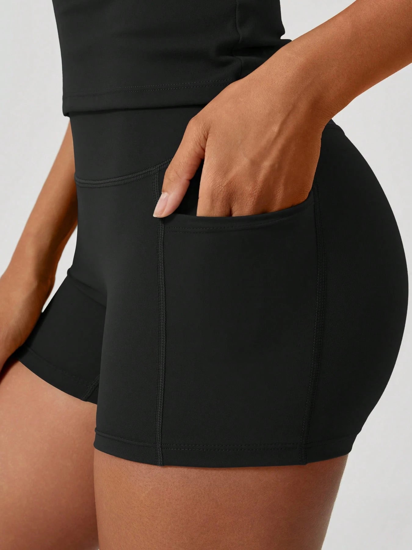 Short-sleeve studio coordinated set The Quiet & Co. — front view coordinated tone — Black