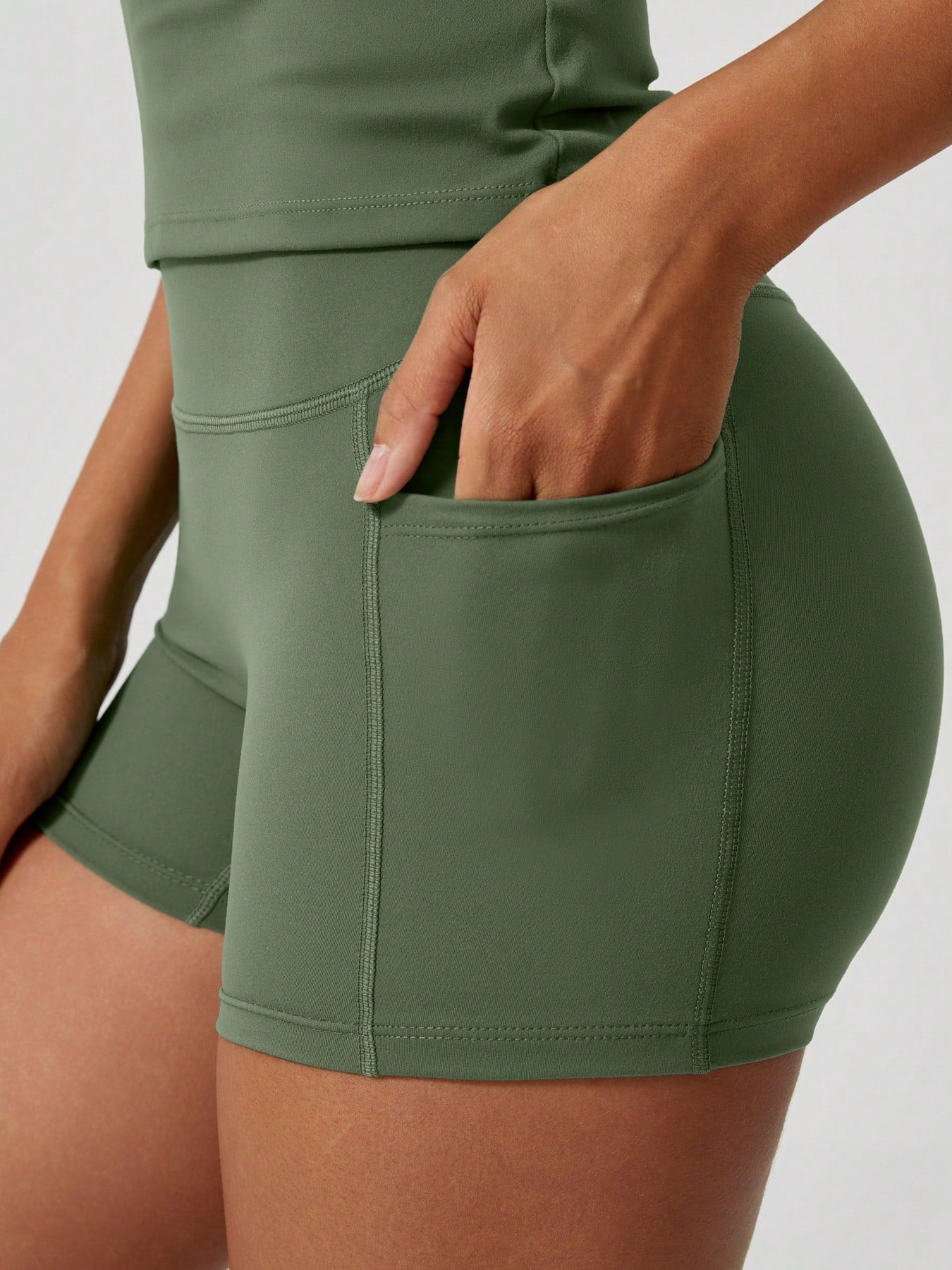 Short-sleeve studio coordinated set The Quiet & Co. — front view coordinated tone — Green
