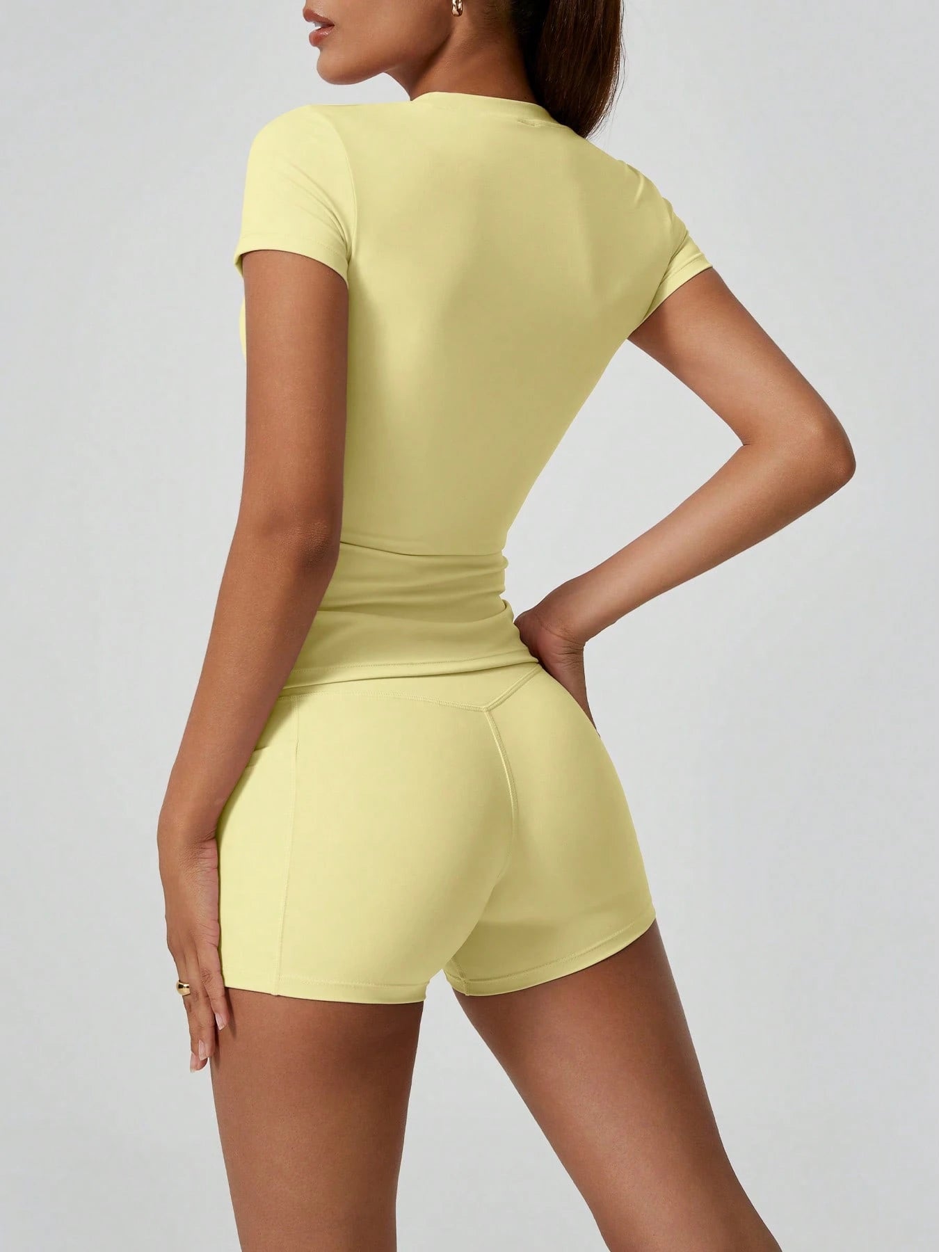 Short-sleeve studio coordinated set The Quiet & Co. — front view coordinated tone — Yellow