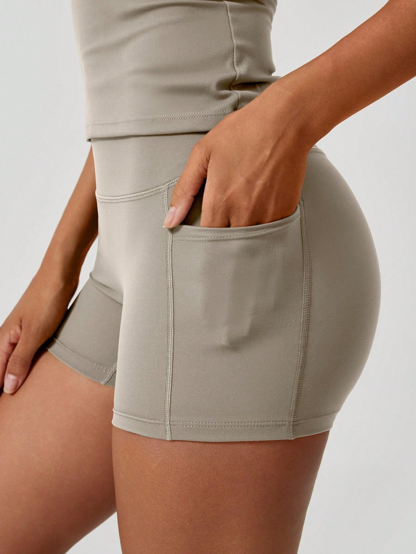 Short-sleeve studio coordinated set The Quiet & Co. — front view coordinated tone — Light Grey