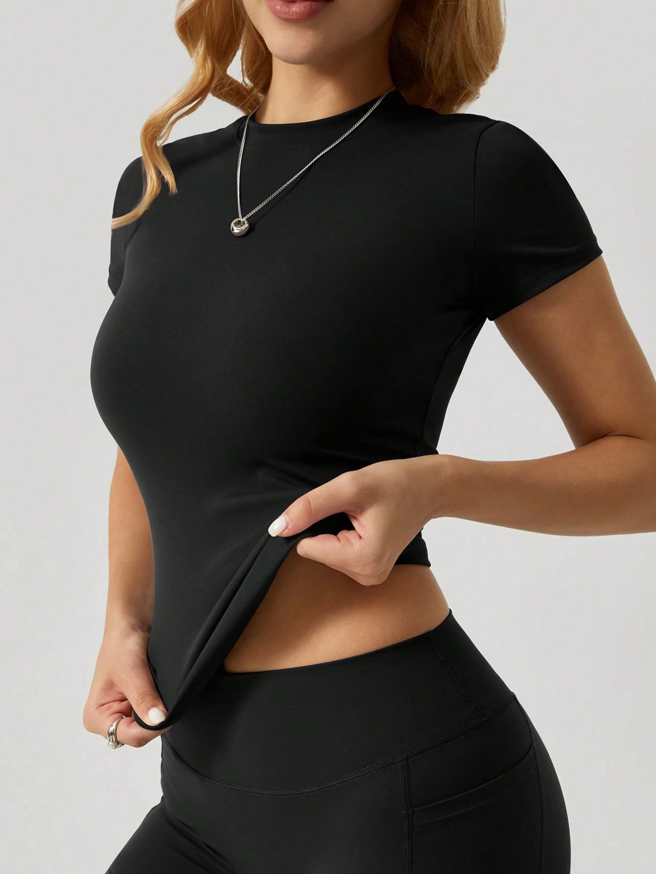 Sculpt short-sleeve top The Quiet & Co. — front view second skin fit — Black