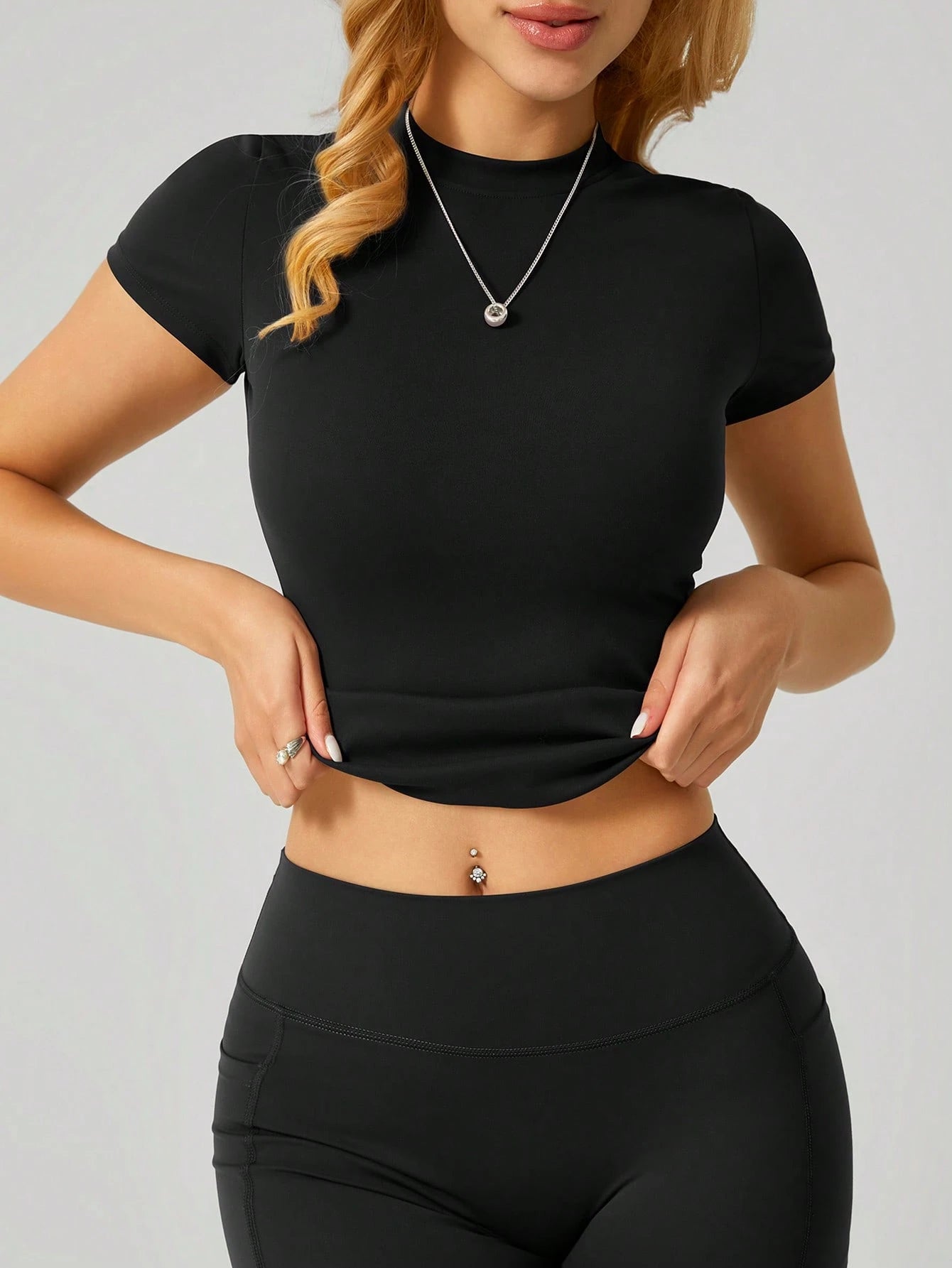 Sculpt short-sleeve top The Quiet & Co. — front view second skin fit — Black