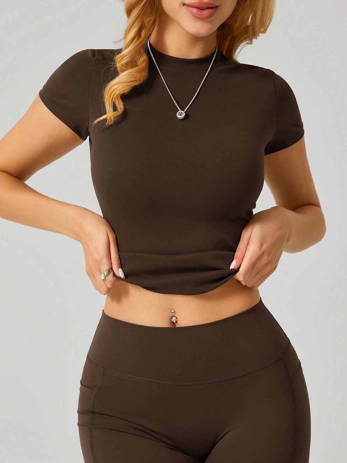 Sculpt short-sleeve top The Quiet & Co. — front view second skin fit — Coffee Brown