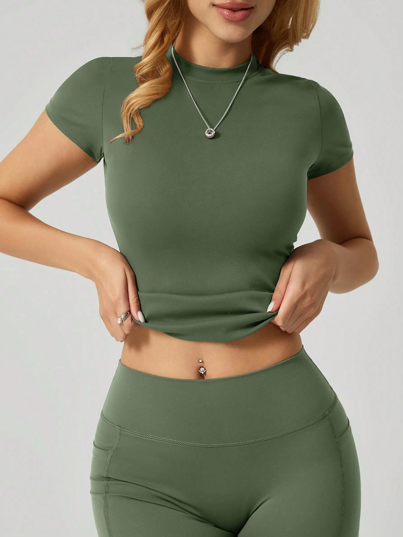 Sculpt short-sleeve top The Quiet & Co. — front view second skin fit — Olive Green