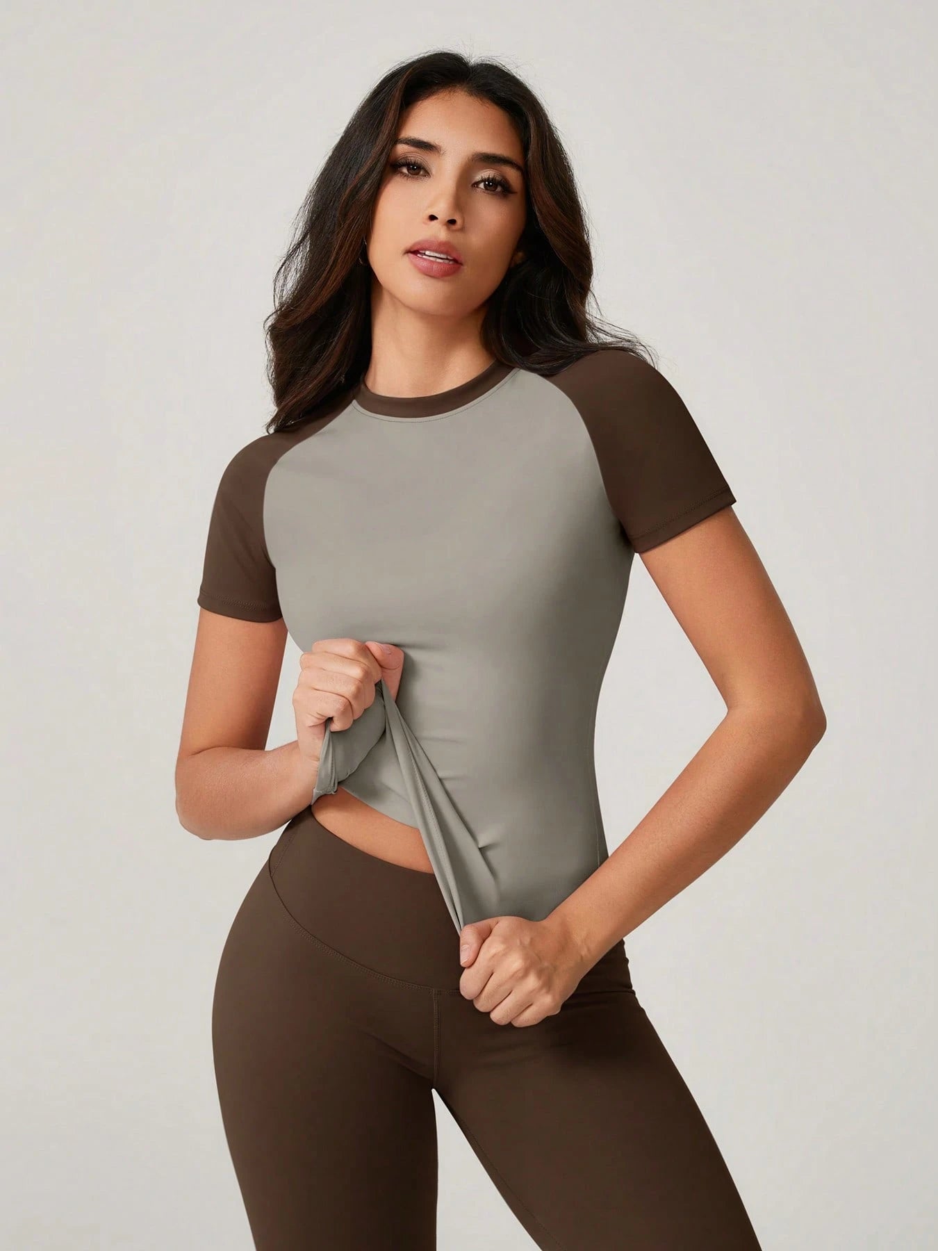 Sculpt short-sleeve top The Quiet & Co. — front view second skin fit — Coffee Brown