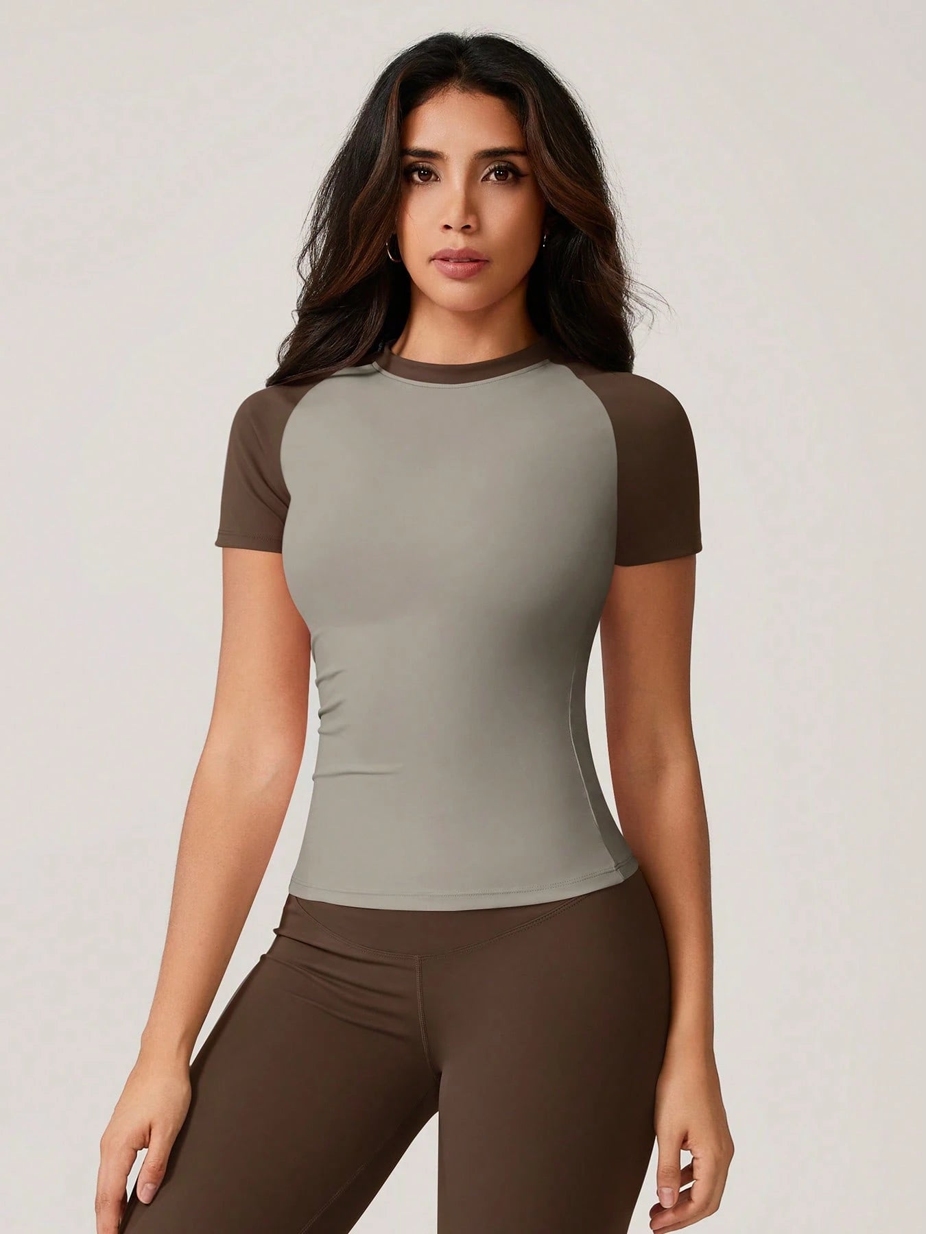 Sculpt short-sleeve top The Quiet & Co. — front view second skin fit — Coffee Brown