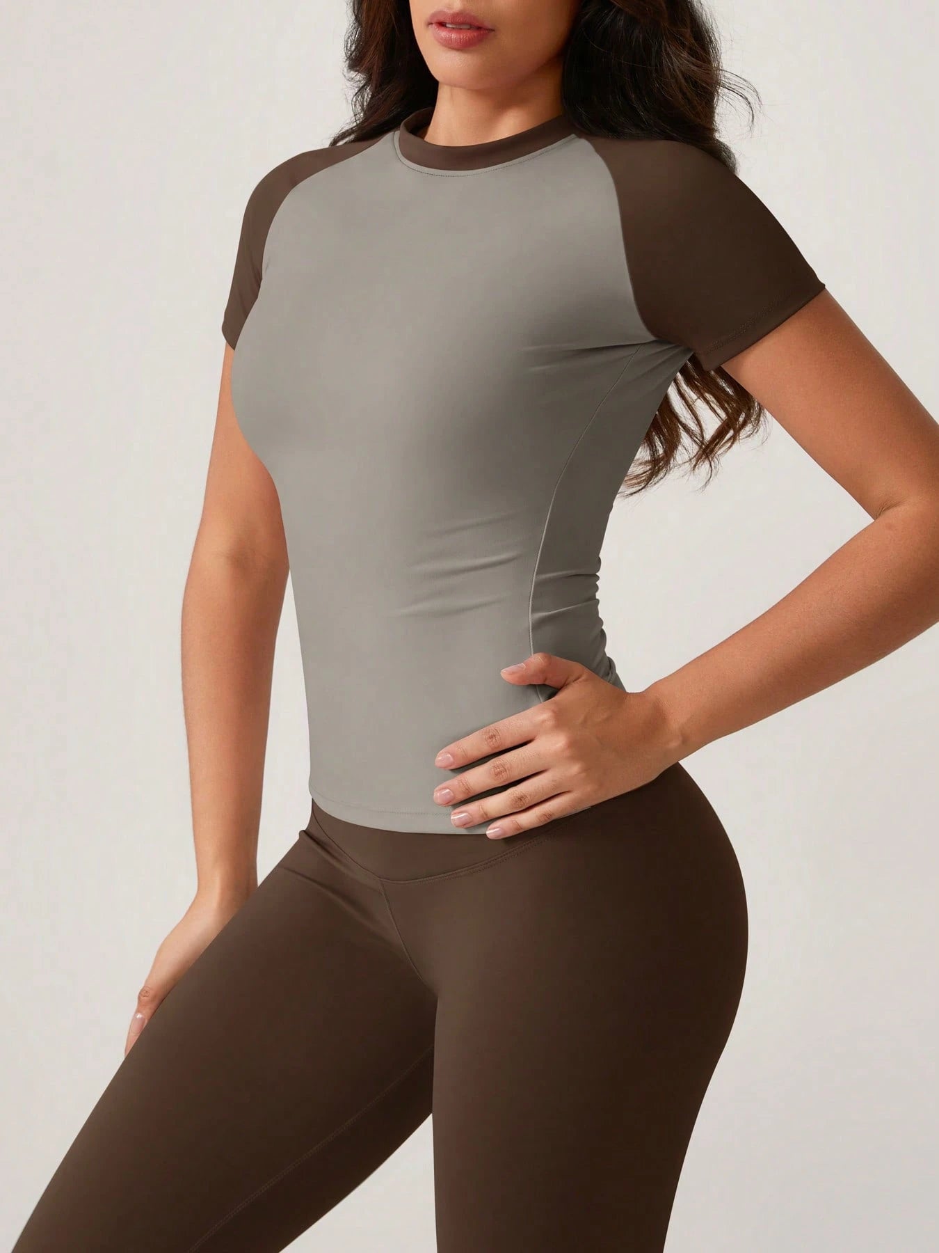 Sculpt short-sleeve top The Quiet & Co. — front view second skin fit — Coffee Brown