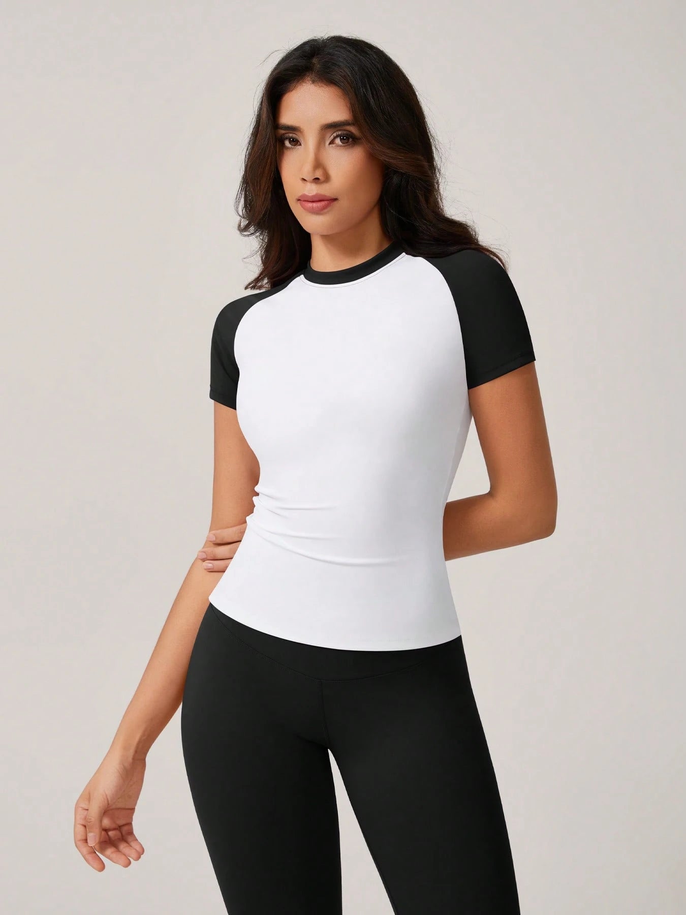 Sculpt short-sleeve top The Quiet & Co. — front view second skin fit — Black and White