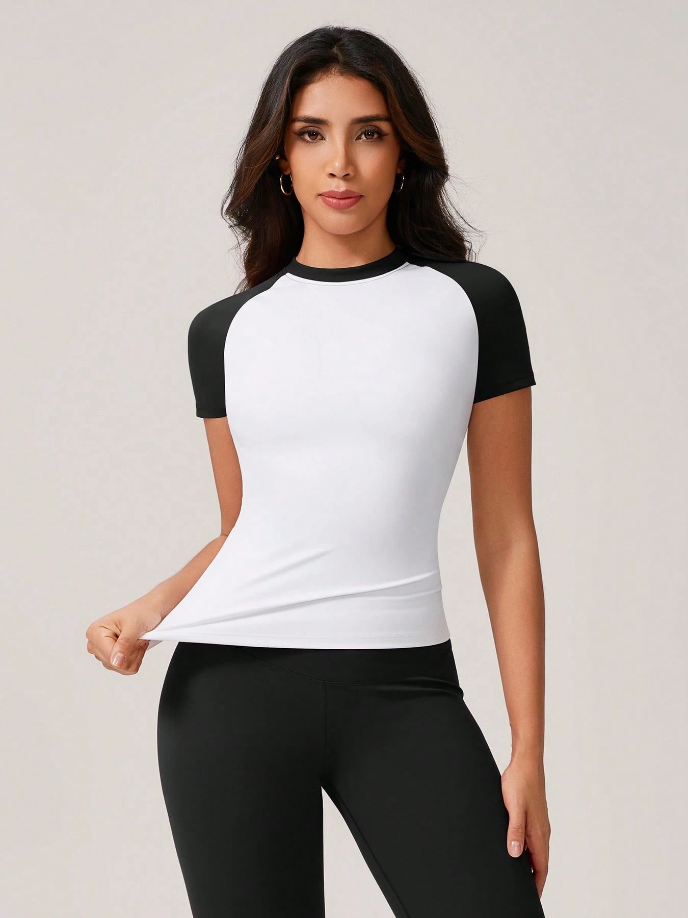 Sculpt short-sleeve top The Quiet & Co. — front view second skin fit — Black and White