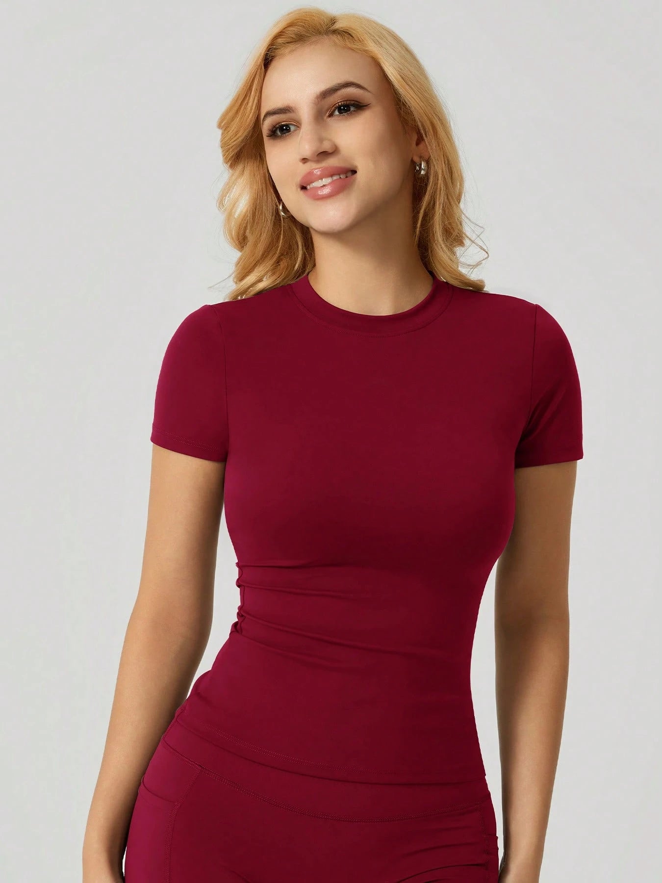 Sculpt short-sleeve top The Quiet & Co. — front view second skin fit — Red