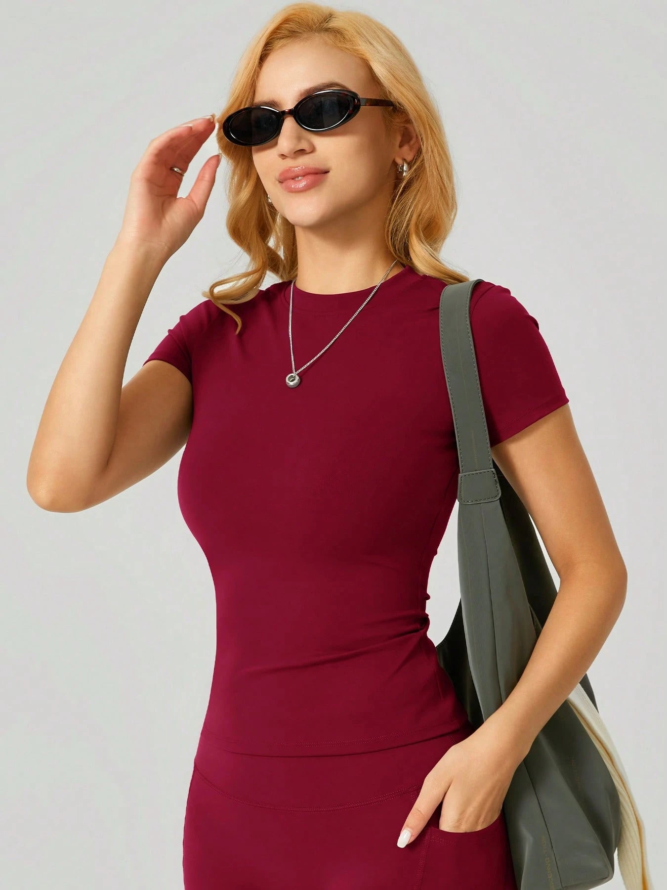 Sculpt short-sleeve top The Quiet & Co. — front view second skin fit — Red