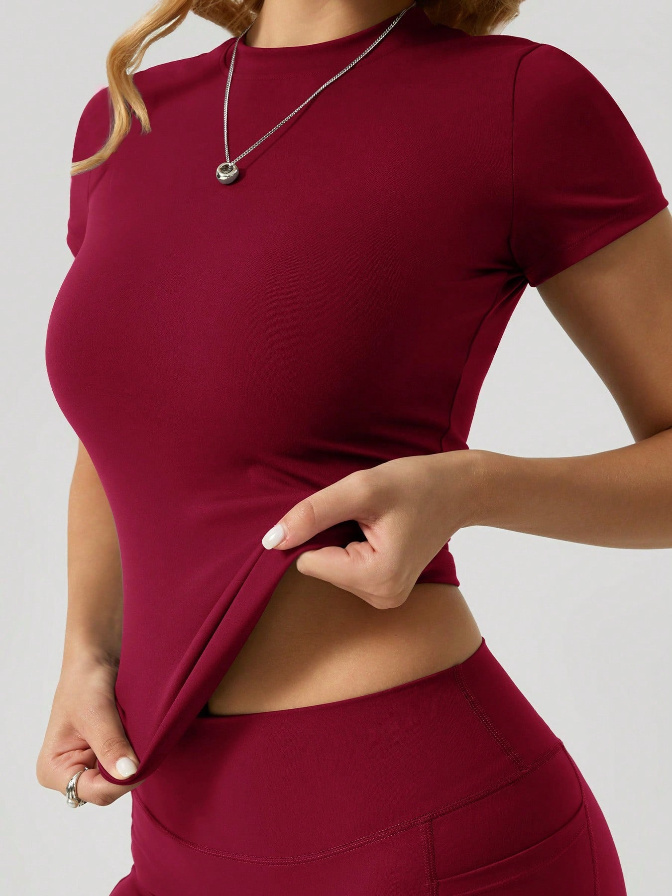 Sculpt short-sleeve top The Quiet & Co. — front view second skin fit — Red